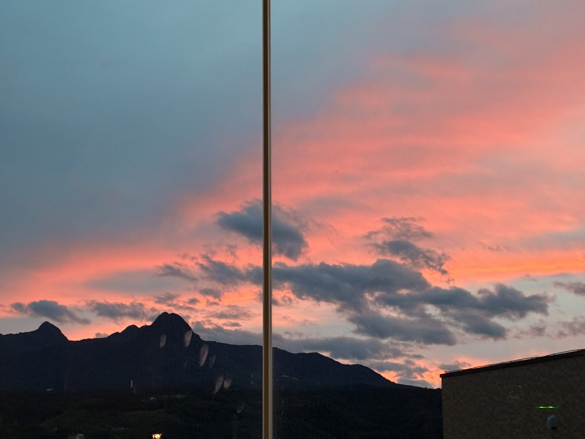 SINIKAMA06's tweet photo. 夕陽いいなと思って写真撮ったけどガラスに手形ついててちょっとホラー https://t.co/Tmind11QPY