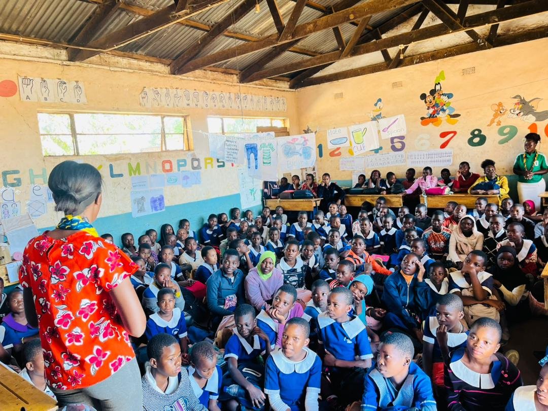 YessmalawiG's tweet photo. At Kawale L.E.A School, we welcomed new Girl Guides.

We also explored the Guide Laws and Motto, discussed menstrual health, and encouraged leadership, confidence, and self-respect. 
#GirlGuiding 
#YESSGirlsMovement https://t.co/dtGNOO3DSa