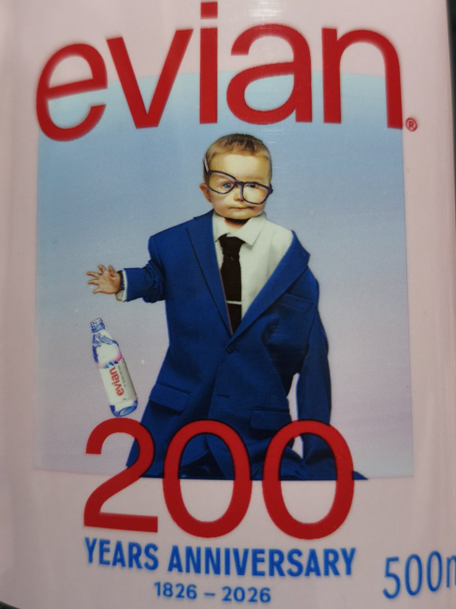 locogreen's tweet photo. #evian 
200周年の記念ラベルが可愛い https://t.co/M84LcGknho