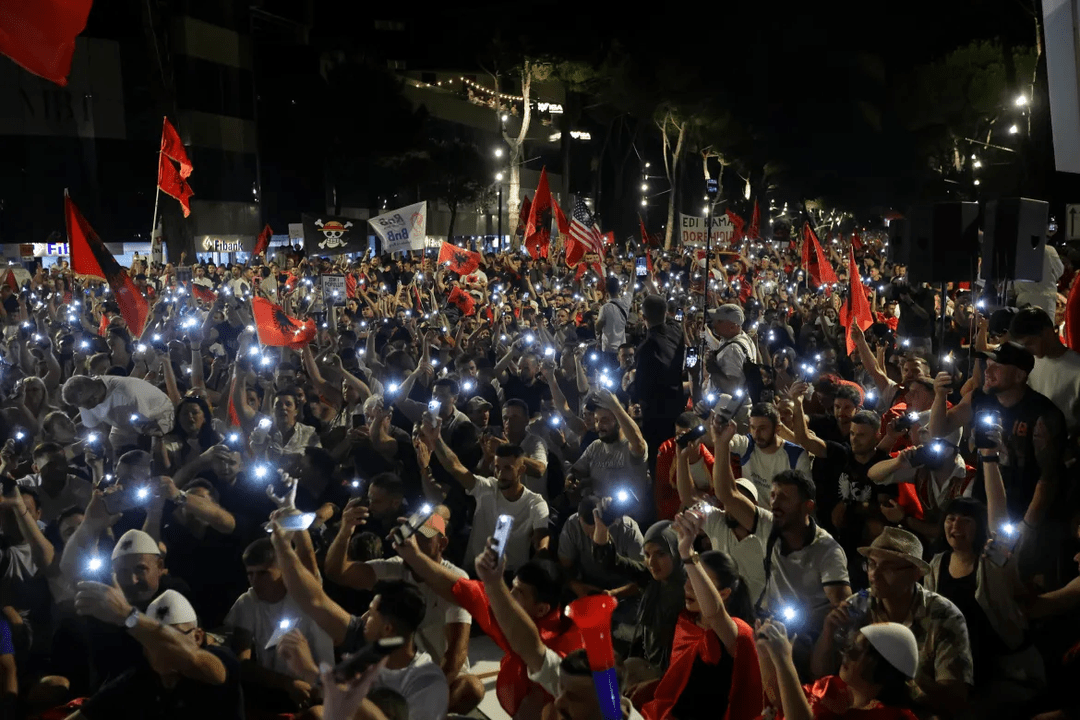 yusuf_metin46's tweet photo. ‘Arnavutluk Satılık Değil!’
  Asıl Amaç: Arnavutluk’ta KOLONİ* kurmak.
Trump'ın Siyonist Damadının Projesini Lanetleyen Binlerce Kişi Şantiyeyi Bastı.
Trump Ailesinin Sazan Adasında İnşa Etmekte Olduğu Tatil Köyü, Protestocular Tarafından Yerle Bir Edildi.
  Halk Çok ÖFKELİ!
  Binlerce Arnavut, Donald Trump'ın kızı ve damadının desteklediği, koruma altındaki bir alana lüks bir tatil köyü inşa etme projesine karşı Tiran'da protesto gösterileri düzenliyor.
  Mayıs ayının sonlarından bu yana, protestocular her gece, Trump'ın kızı Ivanka Trump ve kocası kâtil Siyonist Jared Kushner ile bağlantılı bir otel ve tatil kompleksinin Balkan ülkesinin koruma altındaki bir kıyı şeridine inşa edilmesi planına karşı çıkarak toplanıyor.
  el-Cezîre'ye göre, on binlerce kişinin katıldığı son miting, protesto hareketinin başlamasından bu yana en büyük mitinglerden biriydi ve yurt dışındaki Arnavut topluluğunun birçok üyesi de katılmak için ülkelerine geri dönmüştü.
  Protestocular kırmızı balonlar uçurdu ve "ARNAVUTLUK SATILIK DEĞİL" diye slogan attı; bu slogan aynı zamanda ülkenin başbakanlık binasının cephesinde de yer alıyordu.
  Kushner tarafından desteklenen proje, göçmen kuşlar için mühim üreme alanlarının yakınında bulunan ve flamingoların sürülerine ev sahipliği yapan Viosa-Narta Koruma Alanı'ndaki Sazan Adası'nda başka bir projeyle birlikte hayata geçirilmek isteniyor. Aslında amaç Arnavutluk’ta KOLONİ kurmak.
  Çevresel kaygılar, Arnavutluk Başbakanı Edi Rama'ya karşı daha geniş çaplı bir öfkeye yol açıyor.
  Protestocular Siyonist Başbakan Rama’yı kıyı bölgelerinde şeffaf olmayan anlaşmalar yapmakla suçlarken, birçoğu da istifa edene kadar sokak protestolarına devam edeceklerini söylüyor.
--
* Koloni, Bir Devletin Kendi Sınırları Dışında Şu veya Bu Şekilde Ele Geçirdiği, Genellikle İktisâdî, Siyâsî ve Askerî Amaçlarla Merkeze Bağladığı Topraklardır. Bu Bölgeleri Kurma ve Yönetme Faaliyetine ise Kolonicilik veya Sömürgecilik Denir.