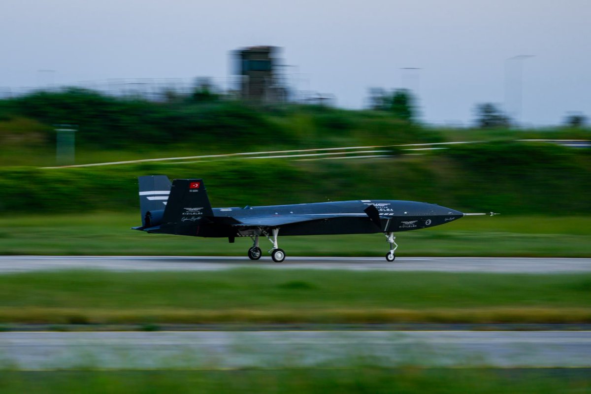SavunmaSanayiST's tweet photo. Çorlu’daki K-SWARM canlı uçuş testlerinde, iki adet M-346 uçağı ile Bayraktar KIZILELMA insanlı/insansız kollaboratif yeteneklerini (CUC-T) başarıyla sergiledi. 

Otonom kalkış yapan KIZILELMA, havada entegre aviyonik süit ve akıllı filo otonomisi algoritmalarıyla M-346 pilotlarının kontrolüne geçti. 

Pilotların havadan ilettiği formasyon, ayrılma ve yeniden katılma komutları otonom olarak hatasız icra edilirken; platformlar arası kritik veri akışı Leonardo GCC Tactical Platform siber savunma sistemiyle anlık olarak korundu.