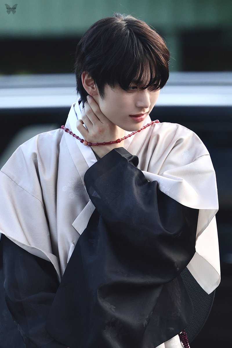 AubeNextDoor's tweet photo. 얘 이거 일부러 포즈 지은 거 아닌 거 아는 사람ㅋㅋ
이때 모자가 뒤로 넘어가면서 저 끈이 목 쳐서 저런 사진이 나온거임
어떻게 모자조차 얘를 돕지 ㅋㅋㅋㅋ
ㄹㅇ 하늘이 내려준 아이돌 https://t.co/Voticts1kP