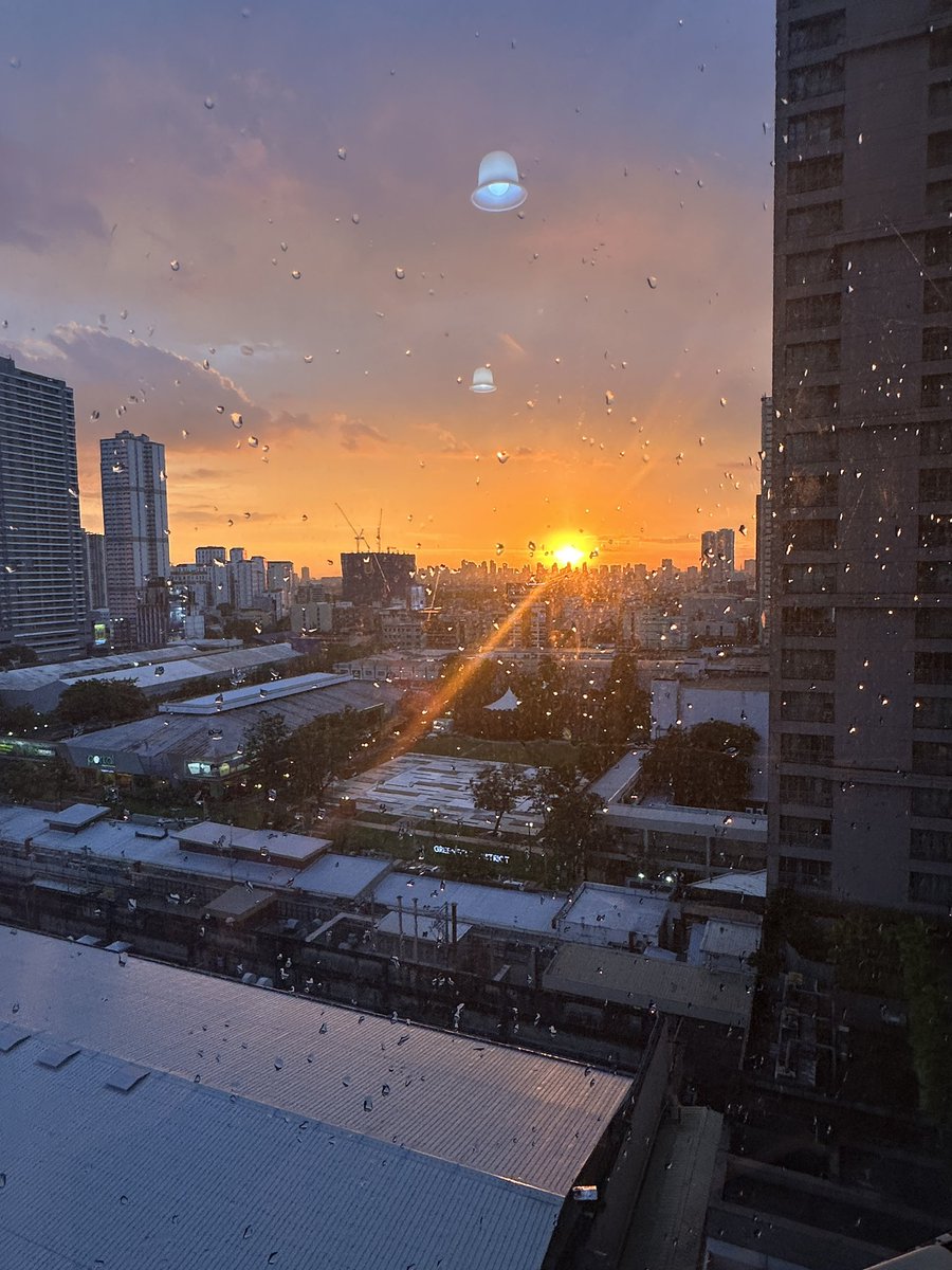 marimoguru's tweet photo. the sunset after the rain 🌇 https://t.co/JpNli6Nxno