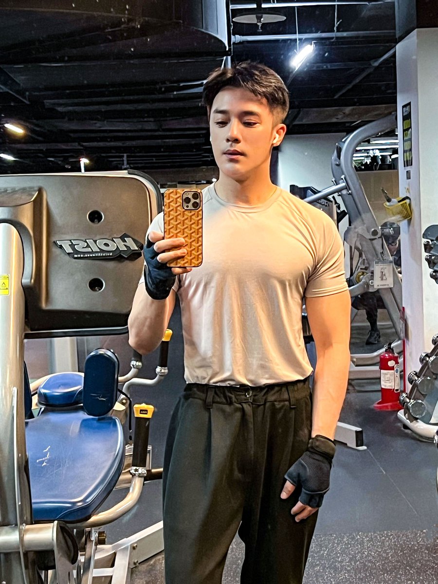 licsonsam88's tweet photo. 健身日常 💪 ~ 天氣逐漸炎熱 🥵 真的會懶懶的不想動 ⋯ 但!還是要出門健身鍛鍊喔!🏋️ #SAM老師 #SAM愛運動 #SAMsports #movement #weighttraining #training #sportday #sporty #sports #monday #mondayafternoon #life #gym #健身房 #星期一 #運動 #健身 #重訓 #生活 https://t.co/Gfa9FEHbOs