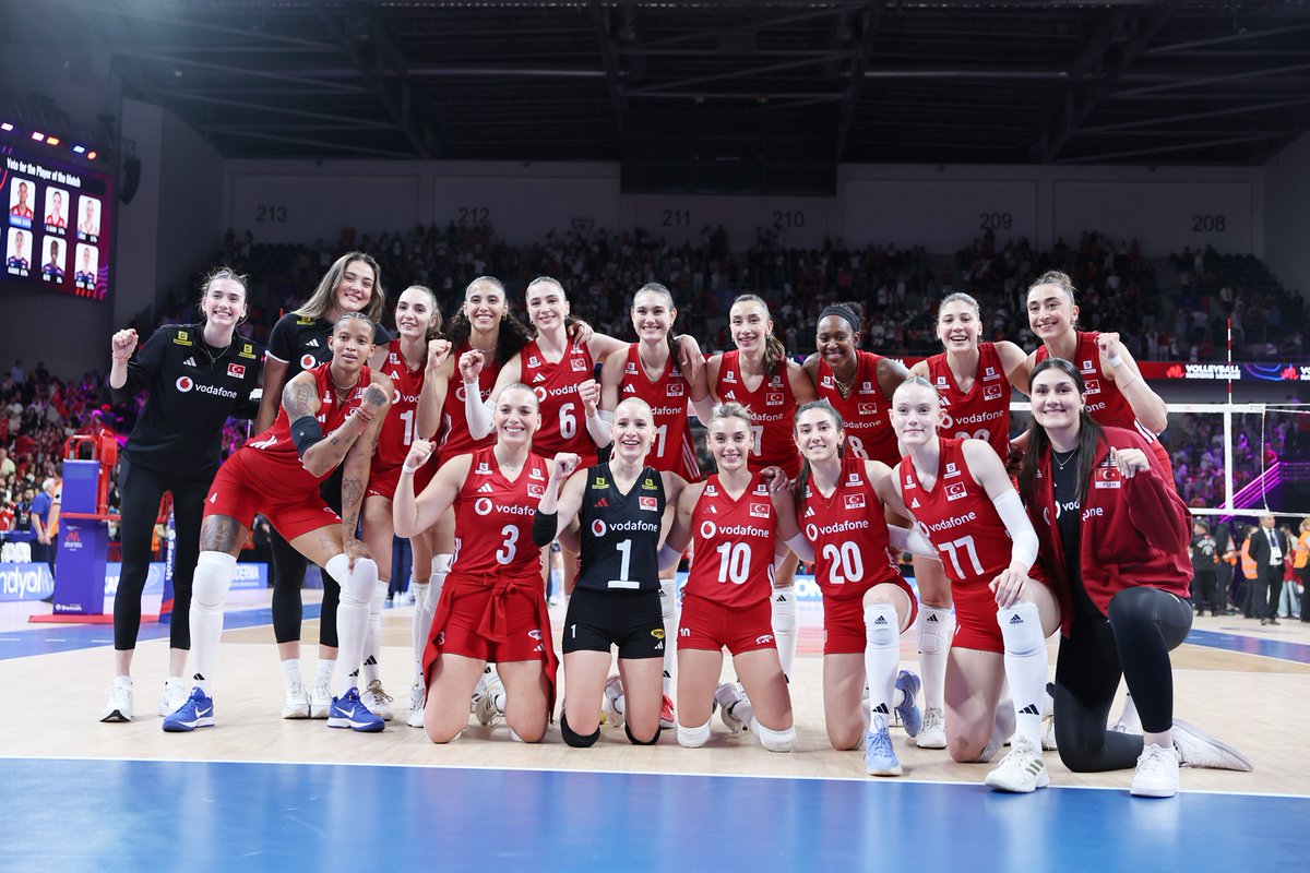 gibbybaris's tweet photo. 🎙️ Burcu Hakyemez:

"Oyuncularımız şu anda hala tam olarak hazır değiller; hala çok ağır antrenman yapıyorlar, çok ağır fitness yapıyorlar. 

Boş günde, cuma gününde 'ya çok yükleniliyor, 1 gün kızları dinlendirsek mi' diye konuşurken Akif Başkan '1 gün konuştum, cuma dinlendi tecrübeliler' dedi. 

Bu yoğun tempodan dolayı aslında yorgunlar da, tam anlamıyla en üst noktaya gelebilmiş değiliz.

Hepsinin bir tarafı ağrıyor, hepsinin bir tarafı çekiyor. Kızlarının hepsinin, tamamının hazır olduğunu söyleyemeyiz. Cansu fiziken hazır değil daha. 

Herkesin küçük sakatlıkları var: Yaprak'ın kasığı çekmeye başladı, İlkin'in bacağı çekiyor, Hande tam olarak hazır değil.

Yaprak da bu kadar uzun süre oynamanın verdiği tabii ki bir yorgunluk ve çekmeler, yani kasığında ağrılar yaşıyor.

Melissa bu etapta çok yoruldu. Fiziken hazır ama onun da dizinde hafif bir ağrı var. Belki Japonya etabına götürmeyebilir."

📺 Altın Set x HT Spor