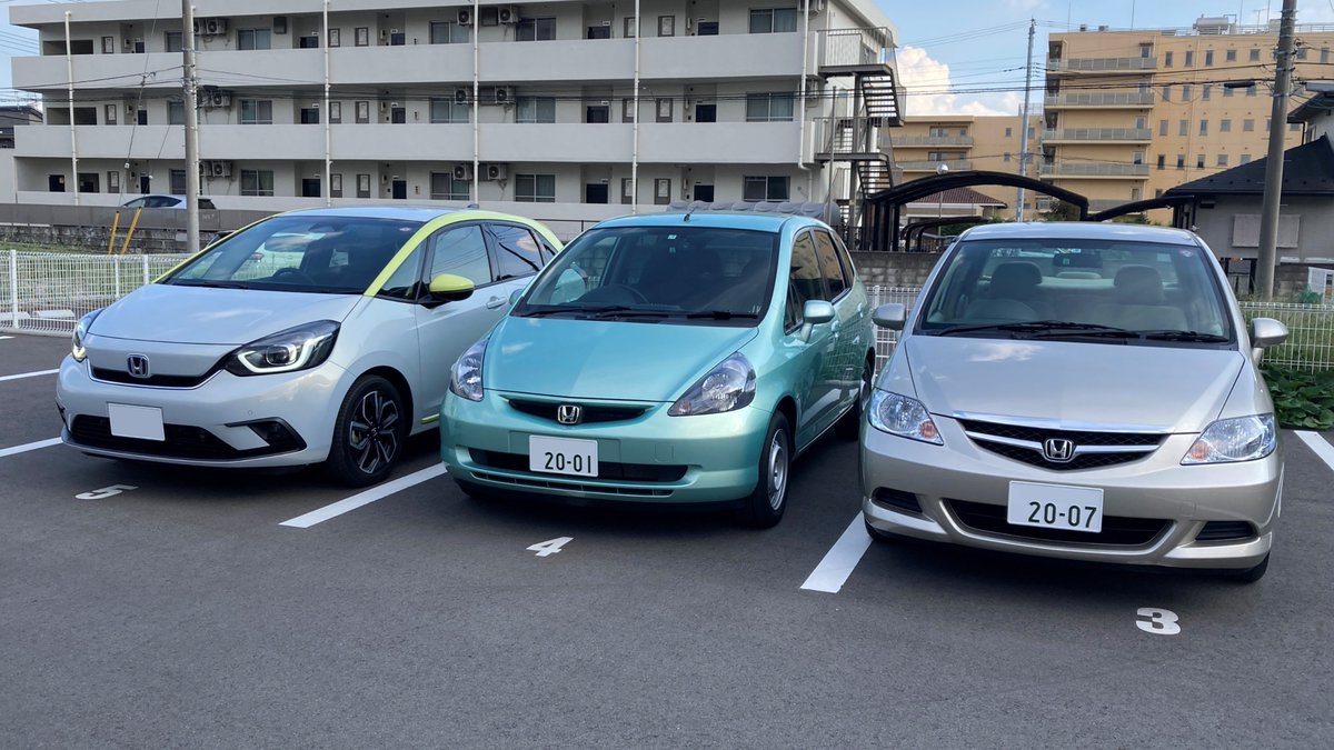 WiperOf's tweet photo. @HondaKurumaTL 2020年に現行Fitを購入してから改めて初代Fitと乗り比べたくなって2001年型のFitと2007年型のFit Ariaの中古車も購入。2台とも純正戻しと全塗装とレストアをしました。今は3台を乗り比べては技術の進化やFitの一貫した魅力を実感して日々楽しんでます。
#Honda #FIT #フィット https://t.co/pfr0bijGAk