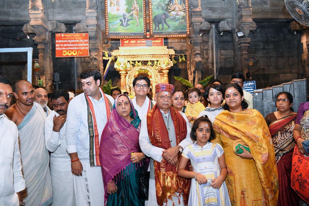 tg_governor's tweet photo. 🕉️ The Hon’ble Governor of Telangana, Shri Shiv Pratap Shukla, along with his family members, visited the Sri Kalahasteeswara Swamy Temple today and offered prayers to the presiding deity. 🌸✨

 #Srikalahasti #SriKalahasteeswaraSwamy #DivineBlessings 🕉️🌺 https://t.co/LHyAa1eeIA