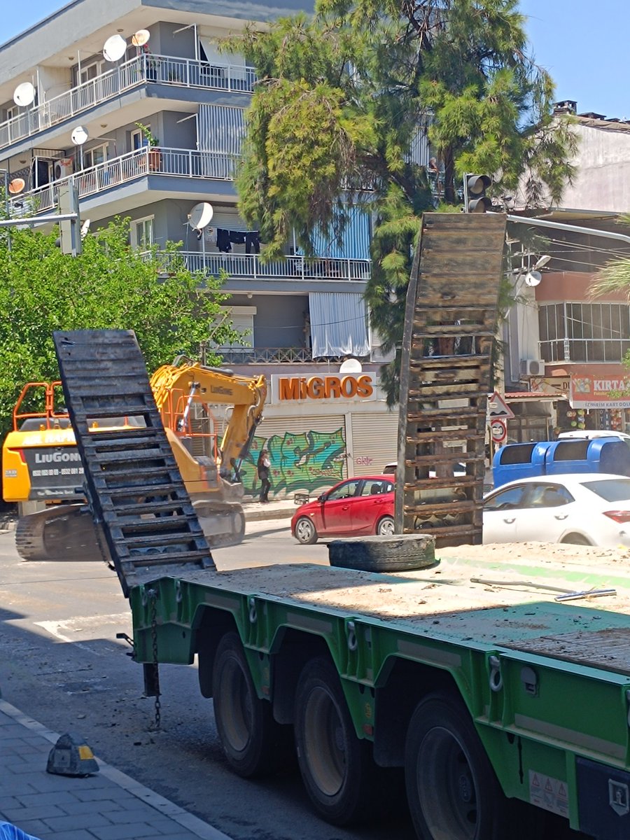 omerugur90's tweet photo. Tır kepçeyi indirdi yerde moloz bıraktı. Özmen Caddesi No 13 Buca
@bucacozumerkezi @izmirhim https://t.co/fml4J3c4yZ