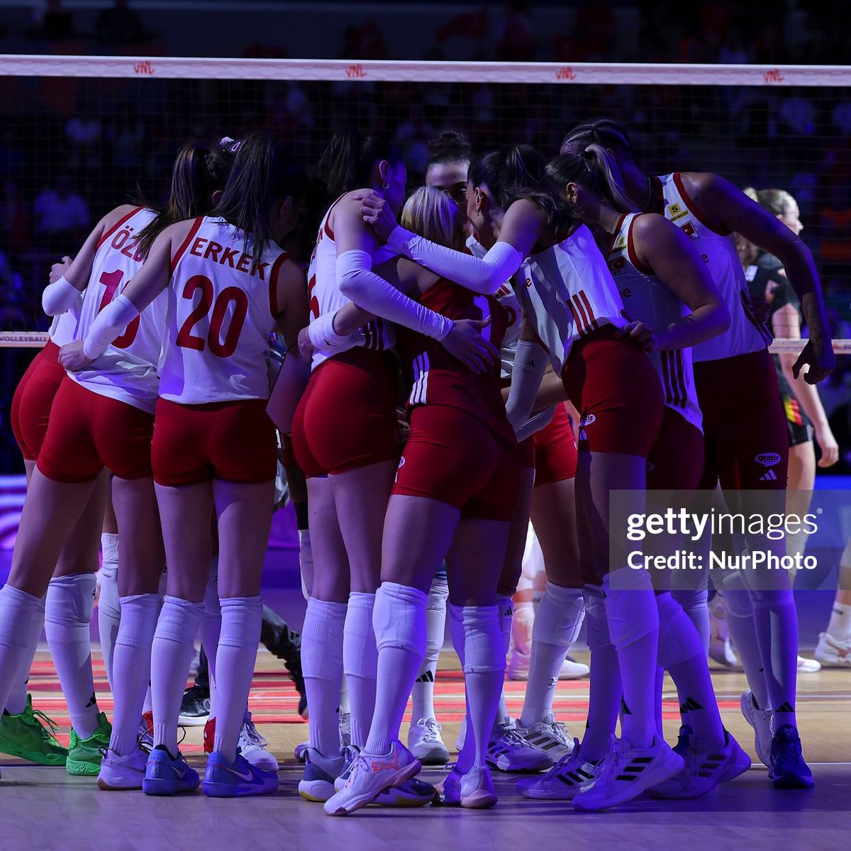 gibbybaris's tweet photo. 🎙️ Burcu Hakyemez:

Dün mesela havalimanında biz; Hande, Deniz, Eylül, Vargas, Zehra bizim uçaktaydı.

Bindiler, biz bindik. Benim yanımda da bir hanımımız oturuyor, takip ediyor Filenin Sultanları'nı belli. Girdiler bütün uçak alkışlıyor "kızlar harikasınız" filan diye. 

Kadıncağız da bana dedi ki "Yavrum görüyor musun bak: kimler özel uçaklarla gidiyor, bu yavrularımız burada ekonomide bizle uçuyorlar. Ne kadar fedakar kızlar bunlar ya! Bunlara 1 değil, 10 değil, 100 misli lazım" dedi.

O konuda da çok mütevazılar. Mesela havalimanında her gelenle fotoğraf çektirdiler, herkesle uçakta sohbet ettiler. Şeker bir görüntü var ve gerçekten de öyleler yani.

📺 Altın Set x HT Spor