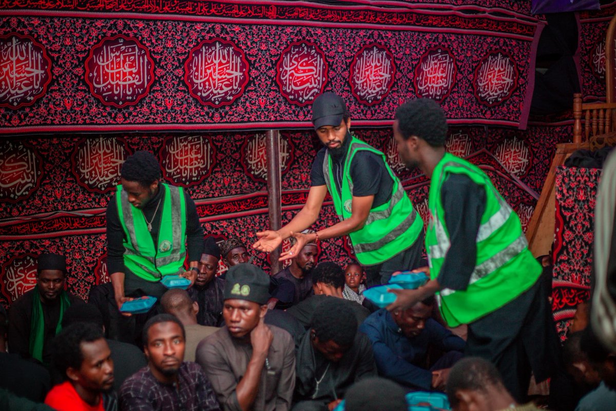 Zahra_Relief_F's tweet photo. Update:
Zahra Relief Foundation continues its Ashura feeding program yesterday, Sunday (6th Muharram), distributing food to attendees at 'The maukib of the orphan of Karbala' in Kano and Fudiyya Maraba in Abuja

Donates now and Feed the guests of Imam Hussain (AS).

1/2 https://t.co/BZ16vxwH5h