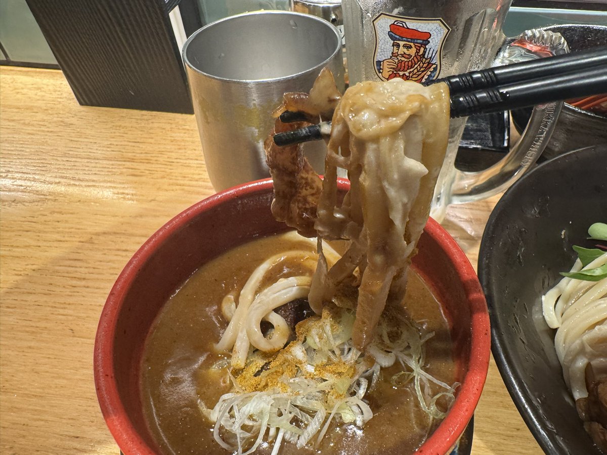 HitoshiTakazawa's tweet photo. #つけ麺和
キャー、和繁じゃなくてユリちゃんがいる😍
和牛頬肉のカレーつけ麺とTKG。
和牛タップリで贅沢な1杯😋 https://t.co/qpSRKXefI2