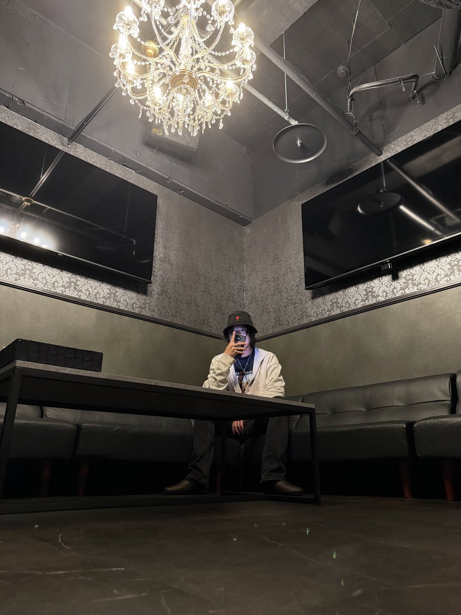 sho927eve's tweet photo. 昨日はエスターク先輩の札幌オフ会でした！
僕の地元の北海道の後輩たちが暖かくて愉快で本当に楽しかった😆
そして今回は会場をかなり豪華にしました！

札幌の前回参加者の脅威のリピート率と、女性後輩率が高い🤔笑

前回からリピートしてくれた後輩、遠路はるばる札幌に来て姉妹で会いに来てくれた後輩、まだチャンネルを知って1ヶ月の後輩、数ヶ月前から予定を合わせて会いに来てくれた後輩、みんな本当にどうもありがとう！

差し入れもたくさん頂いたので、今日実家で父と母と一緒にハフムシャしてます🦨

1次会で帰っちゃった子にエスターク先輩のカードを渡し忘れてしまったのと、まさかの物販を実家に忘れてしまうという体たらく...

なので年内にもう一度、札幌に帰ってきます！！笑
札幌のみんな、また会おうね😊

25日まで北海道ですが、あとは家族とゆっくり過ごします🙆‍♂️