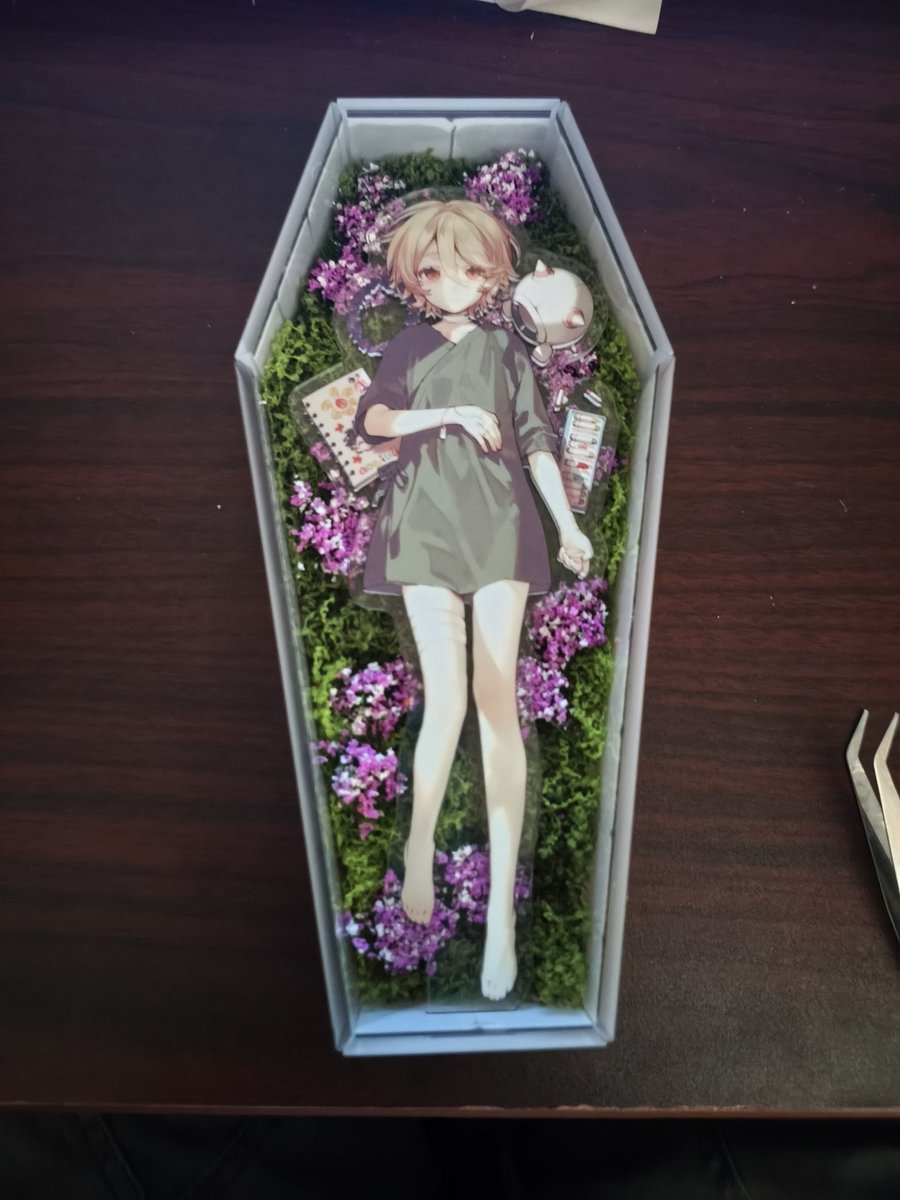 zKronO2's tweet photo. 原本に飾り付けを加えました!
紫の造花をコーンフラワーに見立てる https://t.co/Tt4qUxc6U8