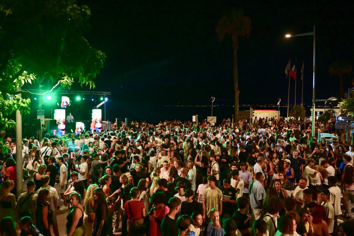 VilledeCagnes's tweet photo. Une soirée mémorable à Cagnes-sur-Mer !
Plus de 40 000 personnes réunies pour la Nuit des DJ’s ce week-end.🔥
La promenade de la plage en ébullition, toute la Côte d’Azur au rendez-vous.
Clap de fin en beauté avec un feu d’artifice en mer.
L’été est lancé ! 🎆 https://t.co/SKV2dtN0Gz