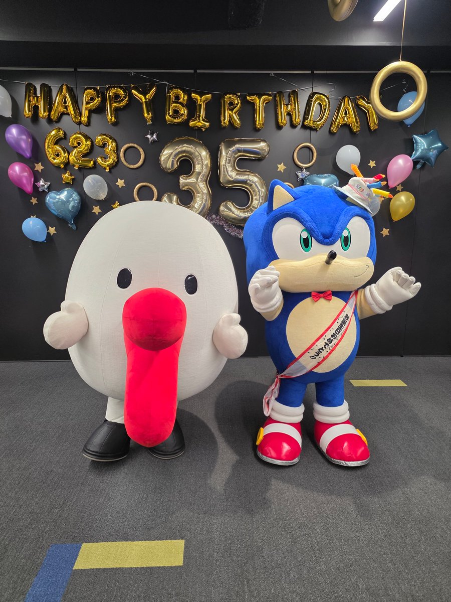 hachiemon_x's tweet photo. ソニック、お誕生日おめでとう！🎉🎂
何回でも言いたいねん。

みんなに動画だけやなくて、マブダチのソニックとのコラボ写真もおすそわけするで📸✨

ソニックは今年で35周年！マブダチの凄さをみんなにも知ってほしいから、ちょっとマニアックな紹介するな🤫

実はな、ソニックのトレードマークのあの「赤い靴」👟
マイケル・ジャクソンの衣装と、サンタクロースからインスピレーションを得てるらしいねん！おしゃれすぎひん？🎅✨

あと、こんなに足が速いのに「カナヅチ」やねんて🏊‍♂️💦
昔、「ハリネズミは水に入ると溺れる」って勘違いされてたから、その設定になったらしいわ。なんかちょっと可愛いやろ？🤭

そんなソニック、ほんま大好きやで！

これからも友達でおってな。なうでヤングな言葉でいうところの「ずっとも」やで🤝✨

それにしても、誕生日ってなったらパーティーにこれだけ人気の仲間たちが集まるの、ほんますごいよなぁ。

むちゃくちゃリスペクトやでな！これからもよろしくー！🚀

#ソニック35周年 #SEGA #ソニック #ハチエモン #ずっとも
@SonicOfficialJP
