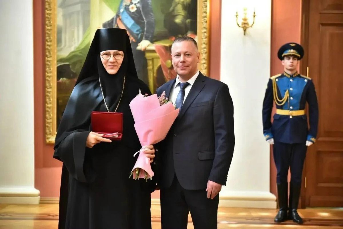 amicableru's tweet photo. #Aксиос В День России губернатор Ярославской области вручил Настоятельнице Николо-Сольбинского женского монастыря игумении Еротииде высокую государственную награду – медаль ордена «За заслуги перед Отечеством» IIстепени.
Очень рад Матушку, душу свою отдавшую служению Богу и людям https://t.co/LeNVkUpKbJ
