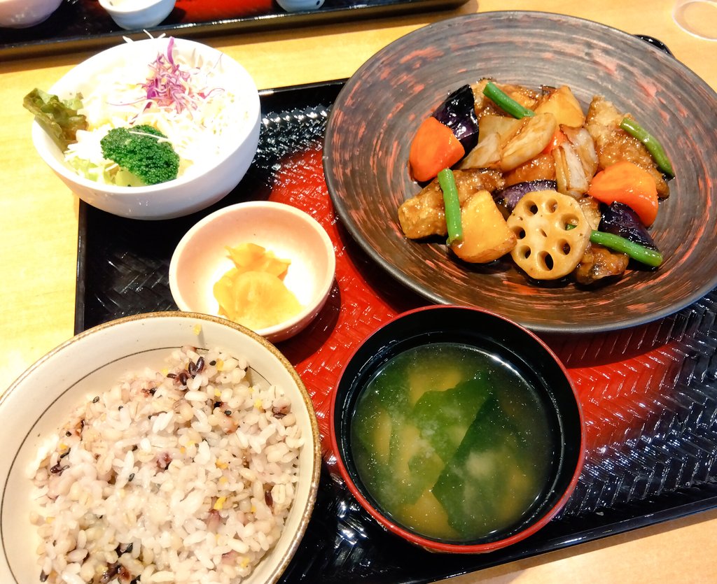 tan2cafe's tweet photo. 📍大戸屋
すけそう鱈と野菜の黒酢あん
ミニ香味唐揚げ

大戸屋はいろんな定食があって迷いますね🤭

魚とお肉の両方が食べたかったので、ミニ唐揚げもプラスしちゃいました😋

白米から五穀米に無料で変更できるのもうれしいポイント✨️ https://t.co/LGteZvfbsY