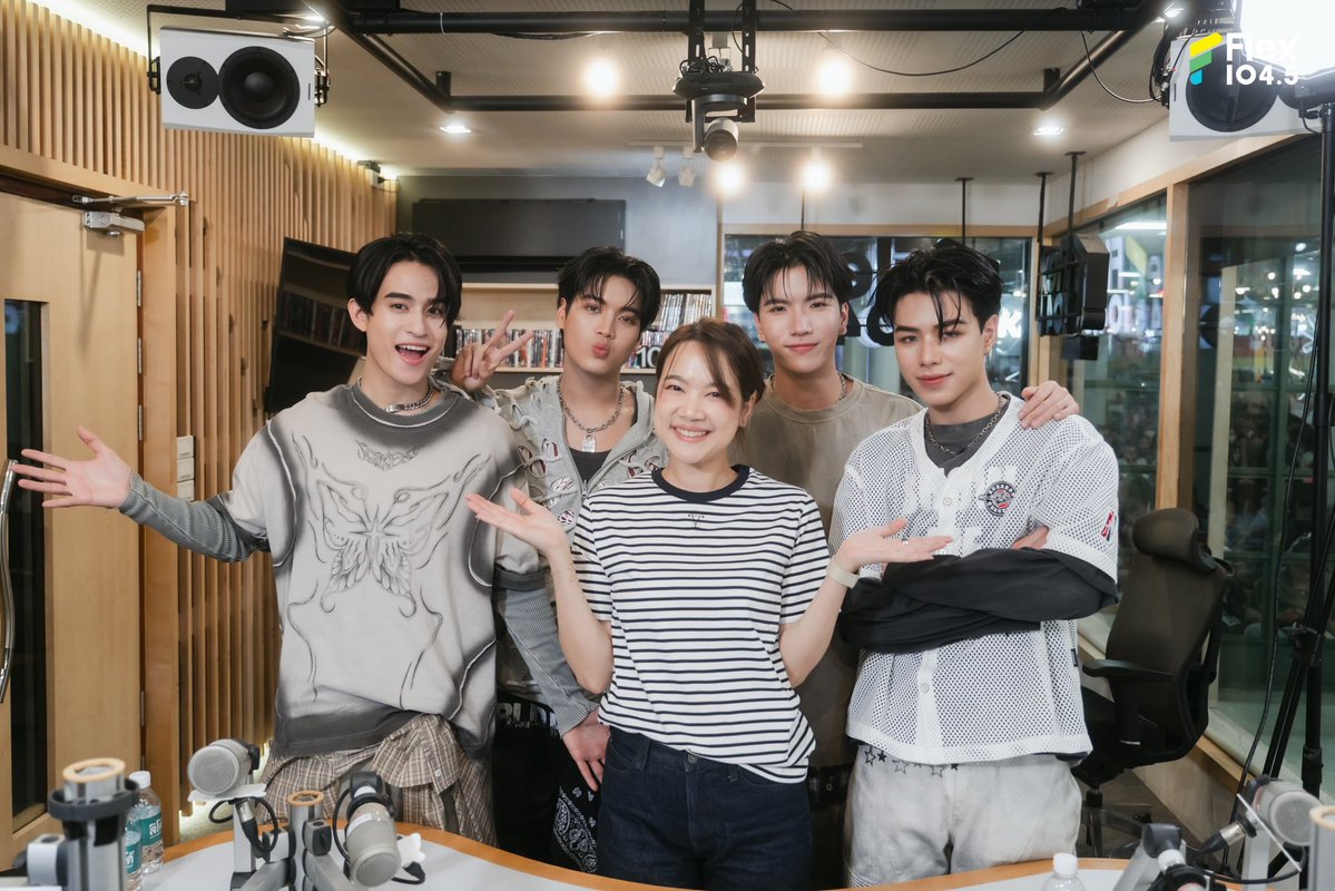 Flex_Connect's tweet photo. สาดรอยยิ้มสยบความเหงา 📸✨ แวะมาส่องภาพบรรยากาศความสนุกในรายการ Flex Talk เมื่อวันจันทร์ที่ 10 มิถุนายนที่ผ่านมา บอกเลยว่าหนุ่ม ๆ 𝐂𝐋𝐎'𝐕𝐄𝐑 พกความสดใสมานั่งพูดคุยแชร์เบื้องหลังเพลง “Lonely Girl” ได้น่ารักใจเจ็บมาก เปลี่ยนสตูฯ ของเราให้กลายเป็นพื้นที่ของคนพร้อม "เหงาไปด้วยกัน" แบบฟิน ๆ 🎙️💚

ดาเมจแรงขนาดนี้ มาร่วมสนับสนุนและฟังเพลง “Lonely Girl” กันต่อยาว ๆ ได้เลยทาง YouTube : RISER MUSIC

📌ดูรายการ Flex Talk ย้อนหลังได้ทาง YouTube : FlexConnect
https://t.co/FNeZqTw2nF

@keenkeno_sp @BarcodeTin @aliazhl @20aungpao @RiserMusic @clo_ver_riser 
.
#Flex1045xCLO_VERLonelyGirl
#LonelyGirlCLO_VER #CLO_VER #RISERMUSIC
#FlexTalk #FlexConnect #Flex1045