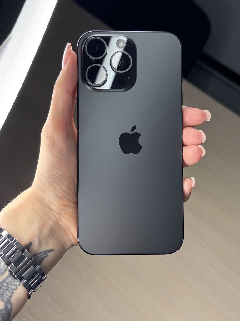S_kyy001's tweet photo. How do you prefer using your phone🤔

with a case                       or                   without one https://t.co/pnF8qB2VlI