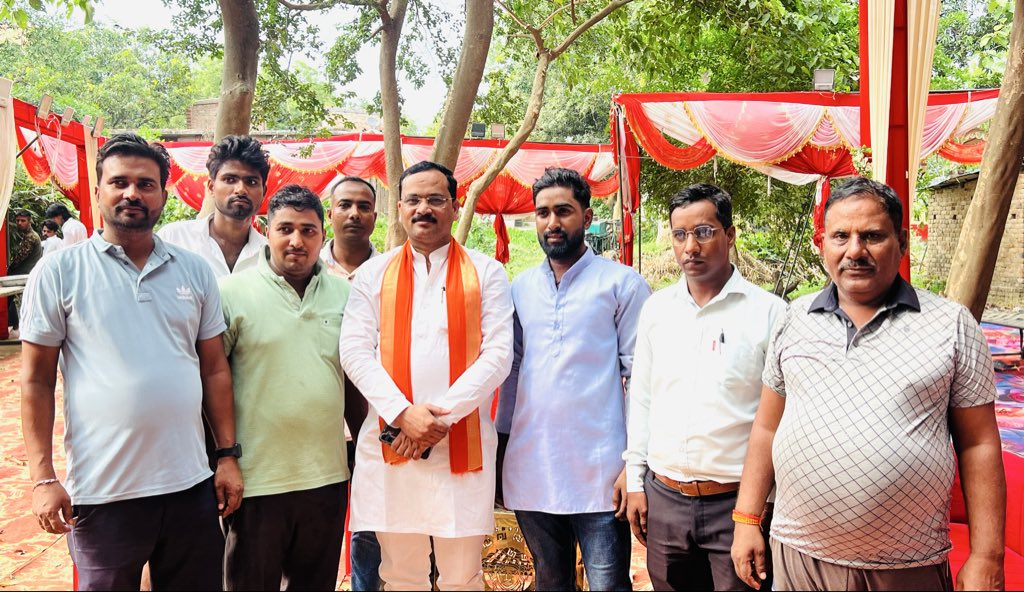 mlasurendra's tweet photo. आज क्षेत्र के बेलवनिया निवासी श्री रविन्द्र यादव जी एवं विशुनपुर कला निवासी श्री चंद्रमणि जी के यहां आयोजित विवाहोत्सव समारोह में सम्मिलित होकर अपनी शुभकामनाएं दिया।
इस दौरान कार्यक्रम में उपस्थित लोगों से स्नेहिल भेंट कर सबका कुशलक्षेम भी जाना।

ढेरों शुभकामनाएं! https://t.co/Gz4LPVuRjH