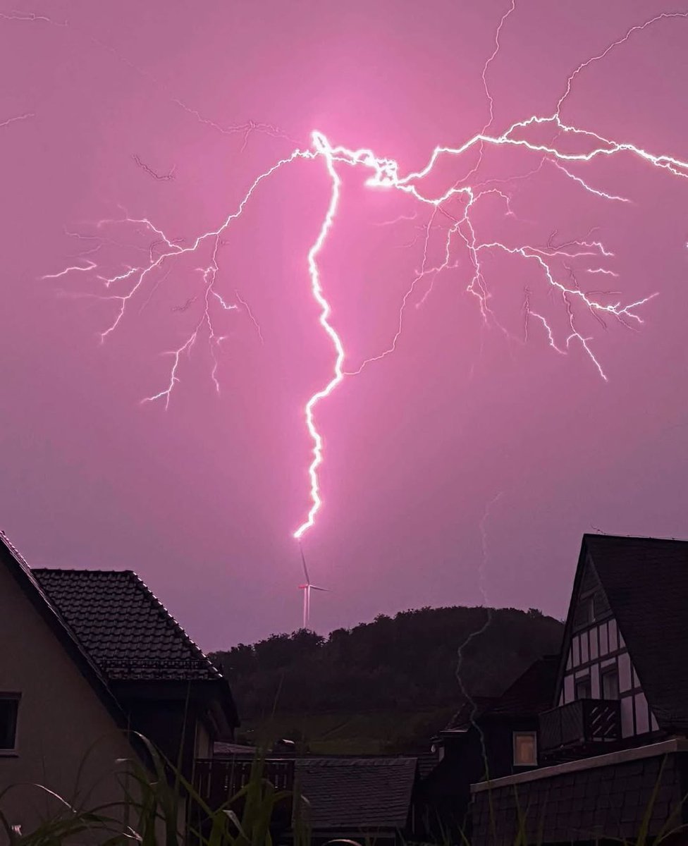Martin11502668's tweet photo. 🇩🇪 Německo
Úder blesku do větrného generátoru na vrcholu hory Esterberg (Sauerland, Německo, 21. června 2026).
#LightningStrike #WindTurbine #Sauerland #GermanyWeather #SevereWeather https://t.co/fAPy4R7QUQ