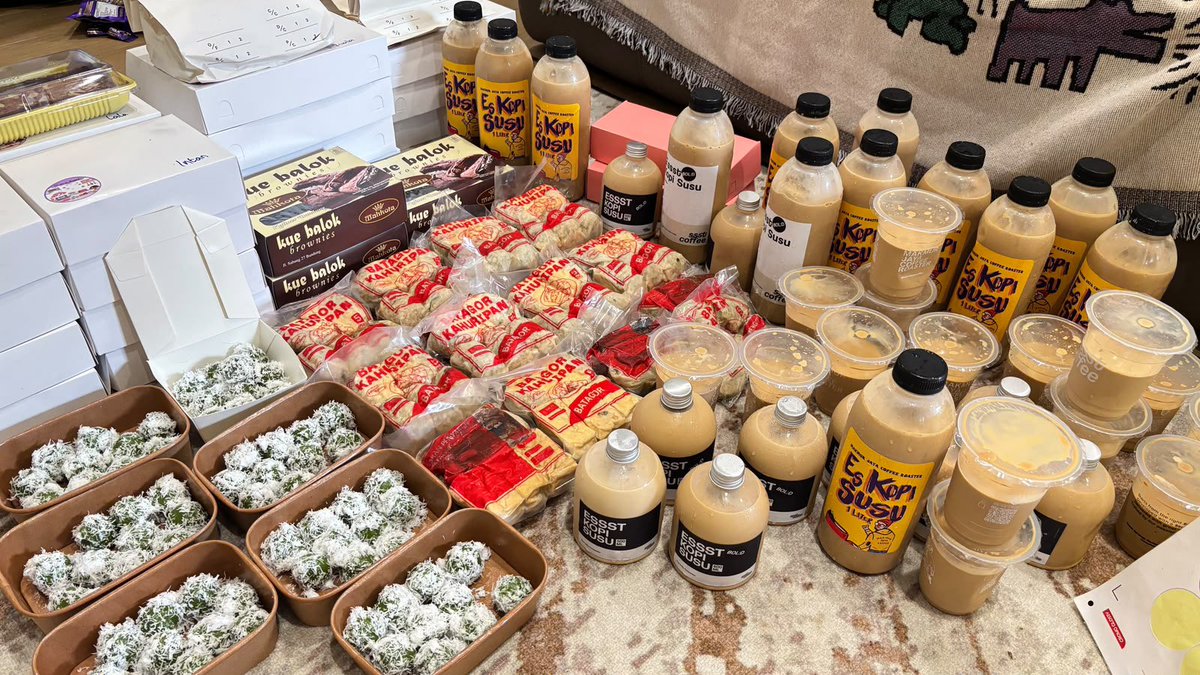 Buywithsals's tweet photo. ⁠Batagor Kahuripan (Harga dan Varian ada di foto)
- ⁠Bolu Tji Laki : Harga normal + 12k
- ⁠Tiramisusu dan Chocomory : Harga normal + 12k 

Kemasan vakum dan frozen semua yaa jadi aman banget, kopi juga no ice yaa 🫶🏻

⏰Close order hari rabu jam 19.00
📦 Ready Jumat 26 Juni 26 https://t.co/jjsNluqmOZ