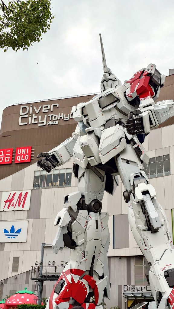 Violetit180's tweet photo. ていうか久しぶりにダイバーシティ行ったらガンダムがユニコーンガンダムになってて？？？？？
(右は2018年6月) https://t.co/8cxS5v5oOz