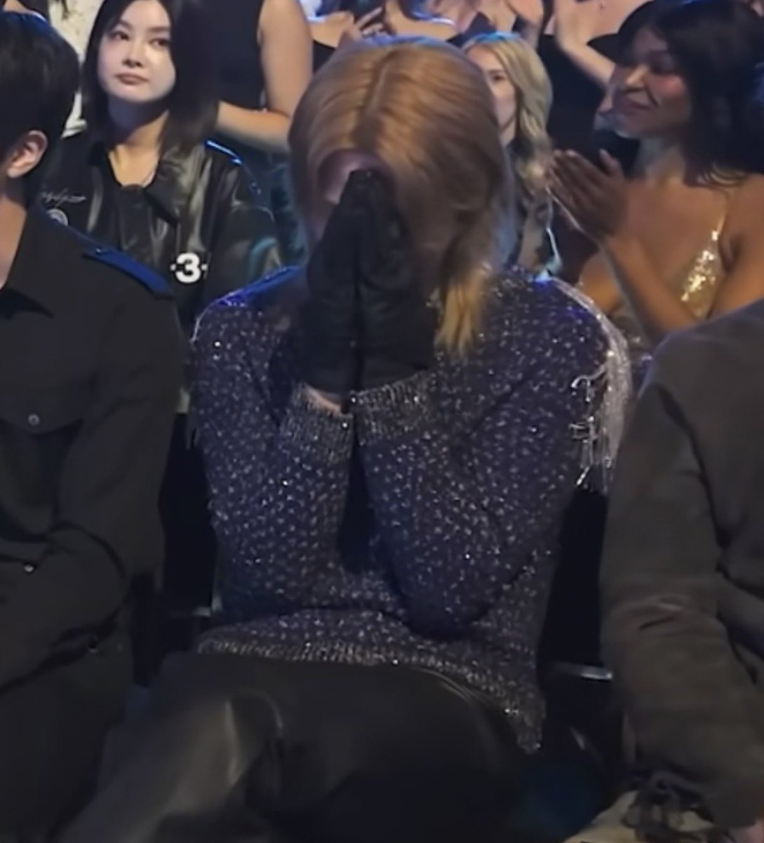 thvchapters's tweet photo. my baby he really wanted that award 😭 https://t.co/ivhyx7LUXS