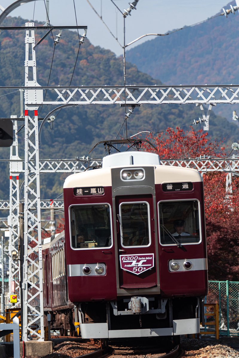 WsbyNSrAC's tweet photo. 6300系シリーズ誕生50周年記念ヘッドマーク。
記念列車に抜擢された6352×4Rの分だけ作製して掲出というのも選択肢としてあったはずですが、わざわざ6351×4R・6353×4Rの分も作製して掲出されていたあたり、ファンサービスも勿論ですが餞としての意味合いもあったのかなと今更ながら思います。 https://t.co/AQvu69dFBJ