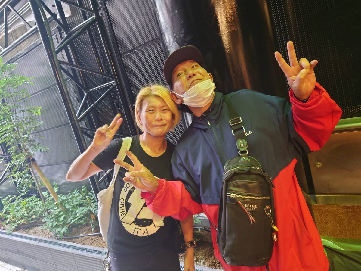 zero8969_2's tweet photo. 昨日はここ。
なんお3ヶ月半ぶりのSA♪
懐かしい曲もあり最高！このツアー1本しか行けんの悲しい。
久々の人にも沢山会えて嬉しかった。
ツーショ、大汗かいて眉無さすぎてヤバい😱 https://t.co/5WnGYM8BdX