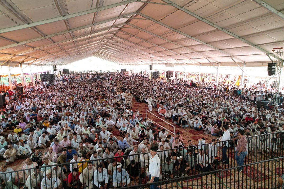 LaduGodara3's tweet photo. "मैदान भर चुका है, लेकिन कारवां अभी बाकी है। जितनी व्यवस्था की गई थी, उससे कहीं अधिक संख्या में लोग पहुंच रहे हैं। हजारों लोग सड़कों पर हैं और हजारों लोग Hanuman Beniwal जी के काफिले के साथ आगे बढ़ रहे हैं। आज की हुंकार दूर तक सुनाई दे रही है।" https://t.co/JWAYjKZS3F
