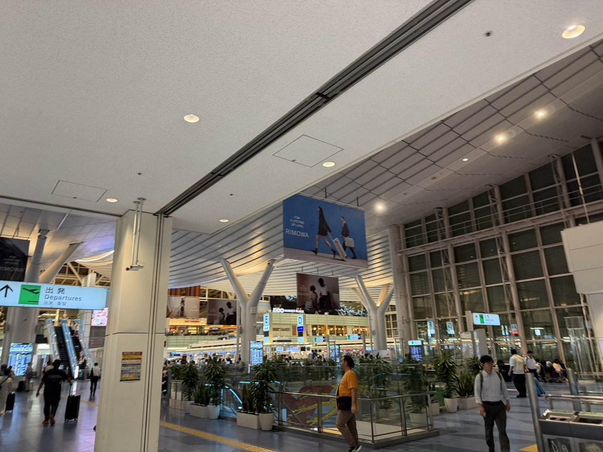 bubububupan's tweet photo. 起きたら羽田空港着いてた https://t.co/qgzowBGr7H