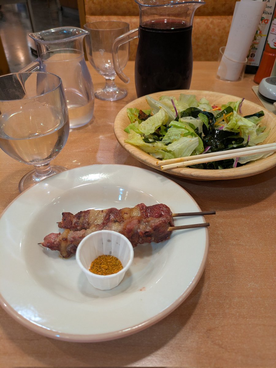 mi41264126mi's tweet photo. やけ酒飲みながらMトナメの最強戦（+道化師）視聴。

サイゼリヤはいつでも優しい😊 https://t.co/4WhWTt9ASO