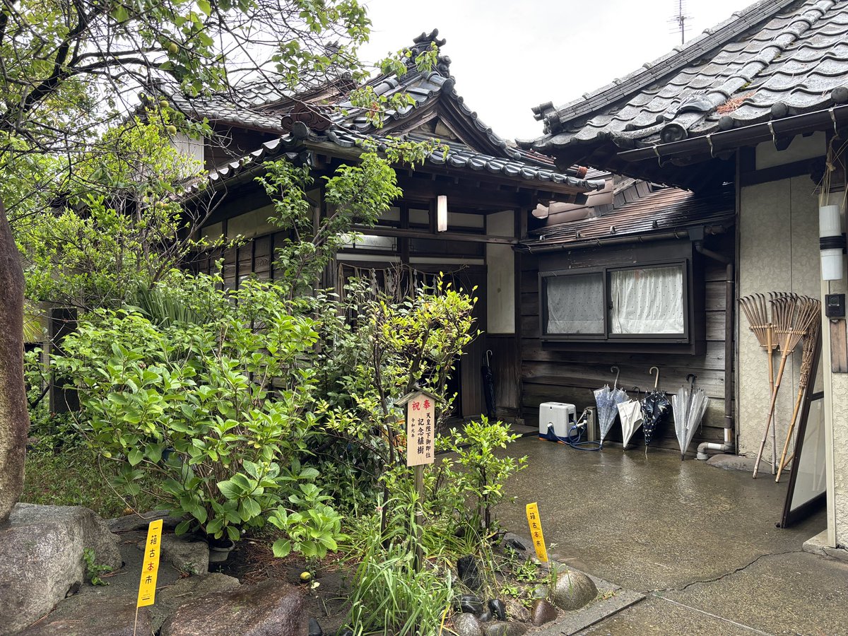 dadanekochat's tweet photo. 初訪問のニイガタブックライト、佐藤ジュンコさんにワンコイン似顔絵を描いてもらい（白石城付！）、野ばらさんからBL、ケロケロさんから猫本、🐸ステッカーや蒲生氏郷ベコも入手。
全店チェックしての駄々賞はEG通信さん！ムー本2冊❤️フリペも。嬉しい出会いもあり、また行っちゃうよ新潟🎶 https://t.co/xbZycdYdhc