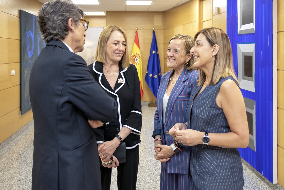 cantabriaes's tweet photo. ⚖️ @mjburuaga reitera su “apoyo inquebrantable y sin fisuras” al poder judicial ante los “ataques contra su independencia”

La presidenta y el presidente del @TSJCantabria abordan en su primera reunión el Pacto para la Justicia y la Memoria Judicial 2025 👉https://t.co/gWUp31CHzO https://t.co/nHPSAkFGrb