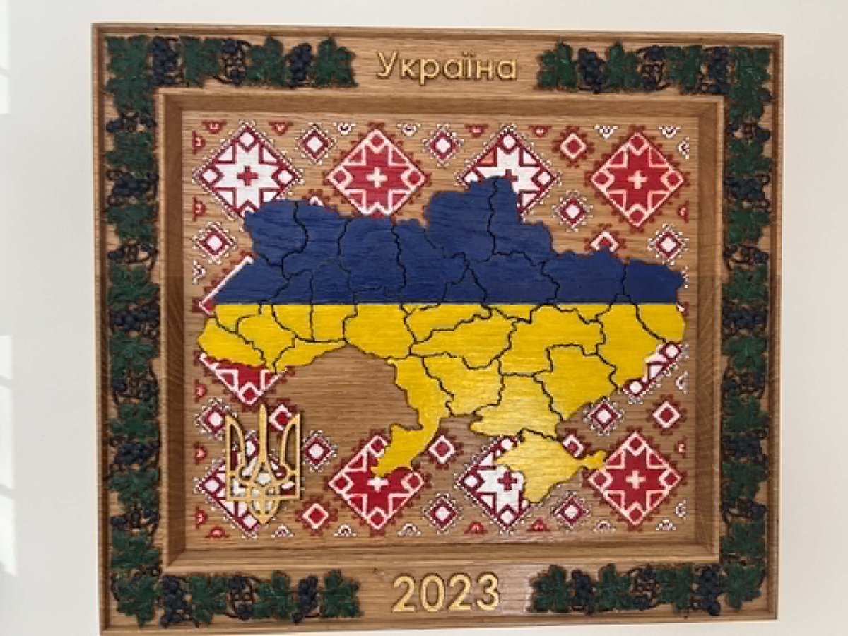wolski_jaros's tweet photo. Podobno największym zwycięstwem szatana jest przekonanie grzesznika że Boga nie ma. W przypadku Rosji największym jej zwycięstwem jest zatruwanie umysłów Polaków i Ukraińców żeby zaczęli siebie nienawidzić ponownie. 

Historię mamy taką a nie inną - parszywą. Będzie ona dzielić i jątrzyć. W to niestety, jak nóż w masło, wchodzi rosyjska propaganda która stara się podkręcać nastroje. 
Nie wierzcie w to co czytacie w necie chyba że robi to ktoś kto jest autentycznie znany z twarzy, nazwiska, a konto jest naprawdę jego.   
To nie jest tak że tysiące Polaków cieszy się z tego że utopił się w Wiśle ukraiński nastolatek. Te komentarze to większości pisze spocony ze strachu że go wyślą za niewyrobienie normy na SWO Wania z Sewieropiździewki. Nie jest to też tak że tysiące Ukraińców nagle piszę że "polacy to jak ruscy". Ruscy piszą a potem cieszą się że Polacy i Ukraińcy znów biorą się za łby.  
Oczywiście - historia nas dzieli i owa historia jest i będzie podnoszona przez pryzmat tego czego każdy jest uczony w szkole w swoim kraju. Ale to dobrze -z dyskusji  powstaje dialog, jeżeli jest on mądrze prowadzony (a nie jak teraz...) to prowadzi z czasem do pojednania. Każdy ma prawo do poglądów na temat historii a zrozumienie tego (oraz tego że nie jest on winien tego co robił jego pradziadek) wymaga czasu. 
Nie raz i nie dwa nie ukrywałem historii mojej rodziny - tragicznej. Mój śp Dziadek nienawidził wręcz Ukraińców za to że jako jedyny (z wybitym okiem) przeżył z całej wsi. Do końca życia potrafił się budzić z krzykiem w nocy. 
Czy ta nienawiść przeszła na mnie? Nie. Pamiętam o krzywdzie Dziadka i ową pamięć przekażę swoim dzieciom ale nie wpłynęło to w żaden sposób na moje zaangażowanie po stronie Ukrainy podczas odpierania  napaści Rosji. Zrobiłem kilka zbiórek, uzbieraliśmy razem 10 milionów hrywien, @fiszelazny i @DarmolinskiT  dostarczyli to na front żeby nie rozkradziono pomocy po drodze.  Jedna maleńka, malutka cegiełka która brała udział w budowie muru SZU który powstrzymuje Rosjan. Wkład mikroskopijny ale "nasz" - polski. Czy patrząc na - delikatniej rzecz ujmując często niemiłe -  komentarze nie "wani z Olgino" a faktycznie Ukraińców z ostatniego tygodnia zrobiłbym to raz jeszcze? 
Tak. Ponieważ uważam że to jest słuszne działanie i należy pomagać ofiarom napaści. Zważywszy że owa pomoc jest w interesie narodowym Polski. 
Gdzie jest różnica między realizacją owego interesu narodowego a byciem "frajerem"? Cóż, właśnie jako kraj ową powoli poznajemy choć miałem nadzieję że będzie to dopiero po wojnie w pełnej krasie. 
Kraje mają swoje narodowe interesy, politycy mają swoje interesy - czasem brudne - a historia często jest ich sługą w imię doraźnych korzyści.  
  Tutaj widać jak ogromnym plusem Unii Europejskiej jest to że na poziom polityczno - gospodarczy przeniosła spory które kiedyś kończyły się konfliktami. UE jest oczywiście tworem dalekim od ideału zaś u jej zarania leżała konieczność kontroli powojennych Niemiec. Niemniej widząc jaką niesamowitą przemianę przeszedł nasz kraj od lat 90tych, przez wejście do UE w 2004  aż do teraz mam ogromną nadzieję że polski cud gospodarczy potrwa jeszcze z dekadę i zdołamy go przekuć nie na punkt w historii a pewną trwałą dla XXI wieku.   Mamy potencjał do rozbudowy naprawdę silnego soft-power które może stać się czwartym obok NATO, UE, i relacji z USA filarem bezpieczeństwa Polski. 
A sąsiedzi? Są i stoją u progu decyzji które nam zapewniły dobrobyt. Przy czym nie jest nimi ani wejście do UE ani inwestycje bezpośrednie ani dotacje. Owymi decyzjami jest przyjęcie - nawet na początku nieco kulawego - pewnego porządku prawnego i cywilizacyjnego który zwalcza korupcję, oligarchię, nepotyzm, mafie, pozwala na awans społeczny i bogacenie się. Pieniądze z UE i wspólny rynek są tylko dodatkiem do tego co się dzieje przed lub w trakcie - określenia  kraju jako zachodnią demokrację lub wschodni syf. 
My Polacy wybraliśmy mądrze. 
I moja refleksja na koniec jest taka że uwielbiam i nieironicznie kocham być Polakiem i mieszkać w Polsce. Uważam że to jedno z najlepszych miejsc w Europie do życia. Dostatnie, bezpieczne, piękne. 
Życzę Ukraińcom żeby kiedyś mogli dokładnie to samo napisać o swoim kraju.