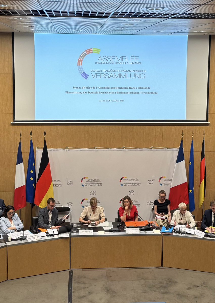 AllemagneDiplo's tweet photo. 50 députés🇫🇷 + 50 députés🇩🇪: 

l’Assemblée parlementaire 🇫🇷🇩🇪 (#APFA) siège aujourd'hui à Paris. À l'ordre du jour, la #jeunesse:
➡️ apprentissage de la langue du voisin
➡️protection des mineurs sur les réseaux sociaux.
Nos parlementaires coopèrent pour construire l'🇪🇺 de demain. https://t.co/XcoFY9xeiP