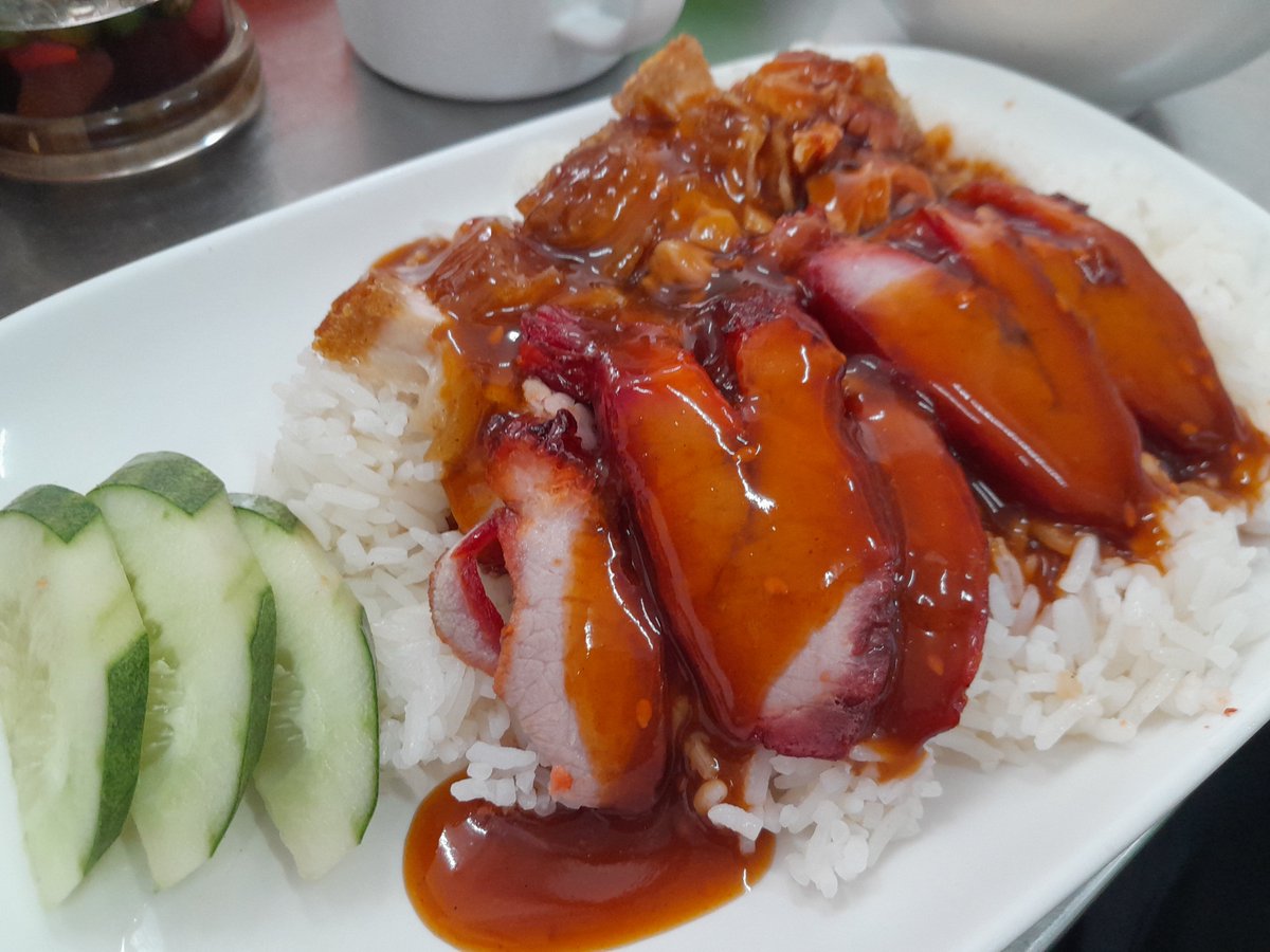 ECloveEC's tweet photo. @Immaykul14 ถูกต้องเลยค่าาา อาหารดี ๆ มีตั้งแต่หลักสิบ อร่อยมากด้วย
ข้าวมันไก่ 60 
ข้าวหมูกรอบหมูแดง 70 
ปอเปี๊ยะชุดละ 40 
โอ้เอ๋ว 20 

นี่คือที่เรากินจากร้านโลคอล ร้านท้องถิ่น 
ใกล้ย่านเมืองเก่าใกล้สะพานหิน https://t.co/N1o15d9qIP