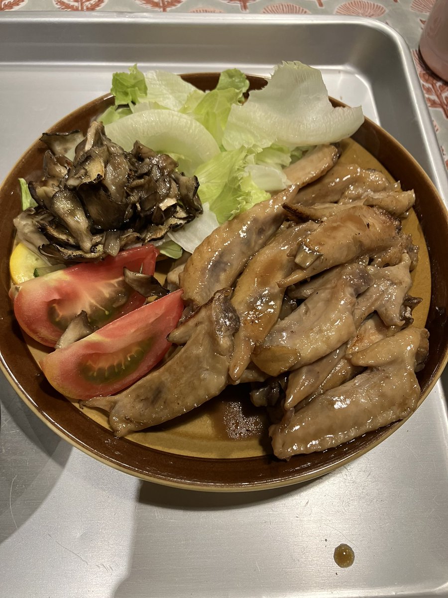 KIURASHIMATAROU's tweet photo. 今日の夕飯、手羽先の煮物。みんなの分の先っぽが僕のところに集まってきた。 https://t.co/vehiL7hI2U