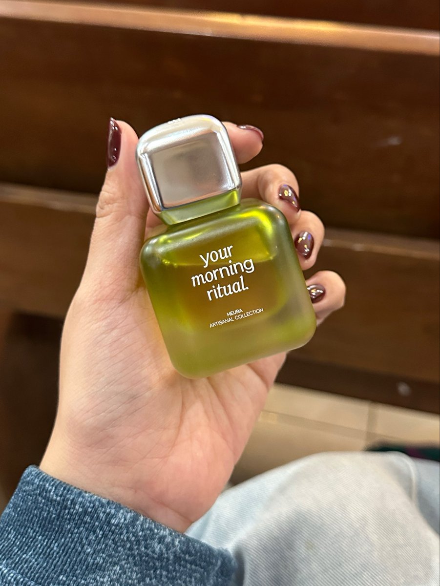 la_lalijah's tweet photo. korban fomo pake wangi heura YMR😖🫵

packagingnya compact, ga begitu berat, dan wanginya tahan lama🌟 ini aku bawa krn tau mau ganti baju dan apa salahnya spray parfum sesuka hati?😋

harganya jg mashook ke aku yang jadi wni ini~😊 https://t.co/8MiTt9V4yJ