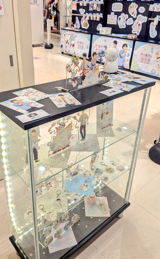 juvenage's tweet photo. 『#神の庭付き楠木邸』のPOP UP SHOPに皆で行ってきました🐾

▶https://t.co/3wWY3EZXUl

明日まで新宿マルイアネックス7️⃣階で開催中です🫧✨️

スタジオの皆で #楠木邸 トレンド入りのお祝いもしました☺️✨️

本当にありがとうございます🙇‍♀️

 #kusunokianime https://t.co/XrR3pei5JO