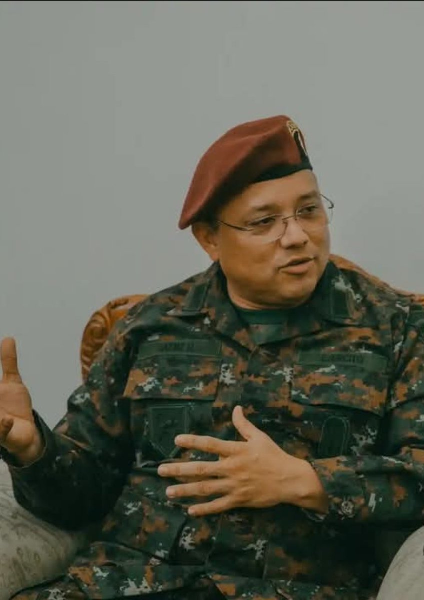 Herman5818Pb's tweet photo. Que desgracia Guatemala. Un ministro de defensa abiertamente Gay.  Que maldición trajeron estos Semilleros Raiceros. https://t.co/YasQE0b666