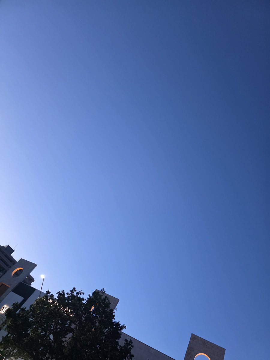 gdgd_rio's tweet photo. 沖縄の空はまだ明るい。夏だねー https://t.co/1kWhFkZB1G