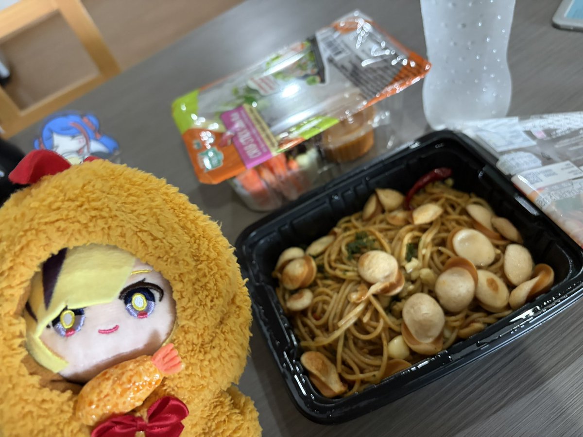 ErfunGumiful's tweet photo. タイ初メシ
このペペロンチーノみてーなやつ死ぬほど辛くて泣いてる https://t.co/ctVId0fQPC