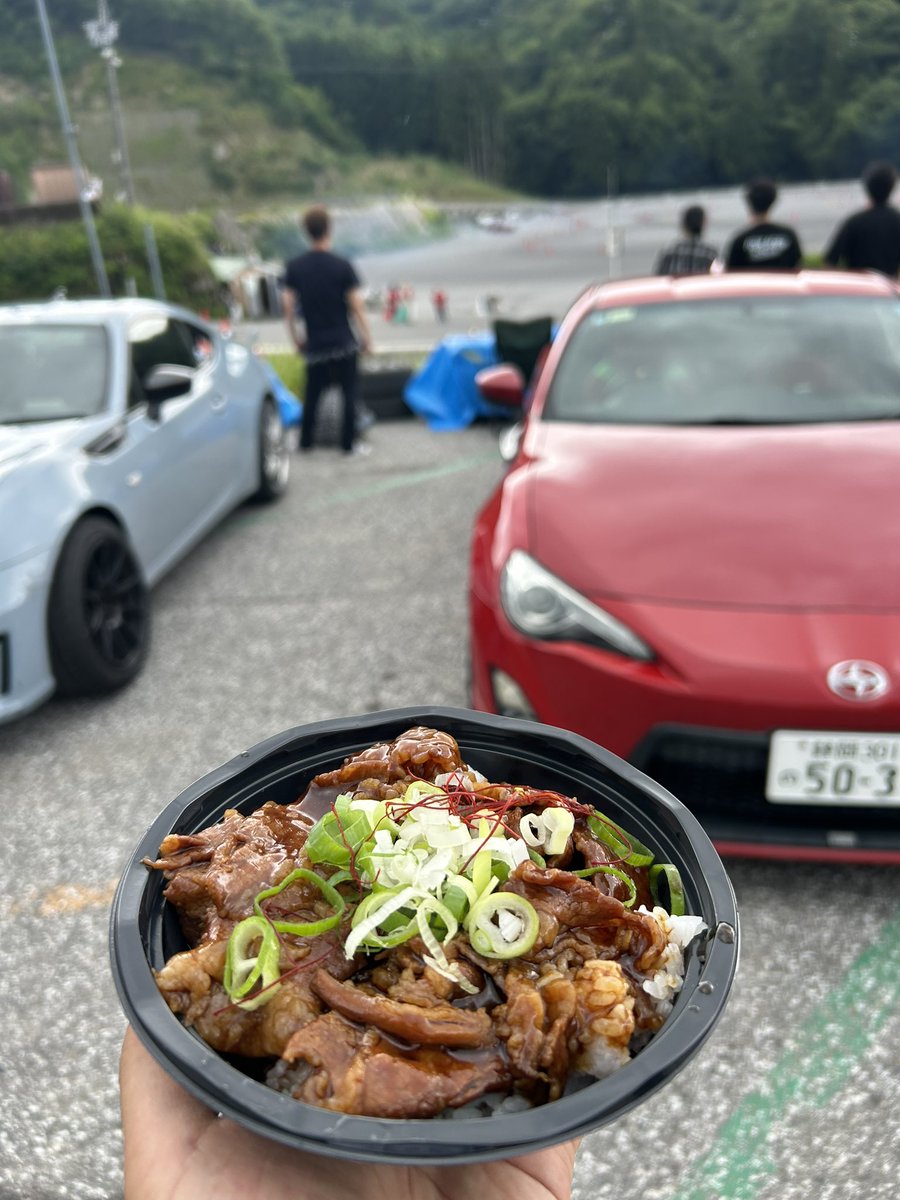 bibibiiinnn's tweet photo. ベイブランお疲れ様でした！
雨予想して少なめでいったからタイヤとずっと我慢比べしてました🔆
初参戦でアワード貰えてかっこいいって言って貰えてめっちゃ嬉しかった^^
楽しい走行会をありがとうございました！
ツートンのマークⅡの写真や動画あったら頂けると嬉しいです🙏
 #baberun  #ベイブラン https://t.co/a2dOkY9Tqx