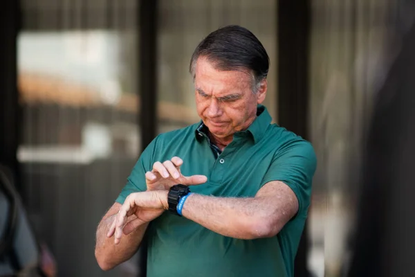 BlogdoNoblat's tweet photo. Prazo de prisão domiciliar de Bolsonaro termina na quinta; prorrogação depende de Moraes. O benefício foi concedido em março. Na época, o ministro Alexandre de Moraes, do Supremo Tribunal Federal (STF), considerou que o estado de saúde do ex-presidente justificava a medida (G1) https://t.co/nEwDABMoj3