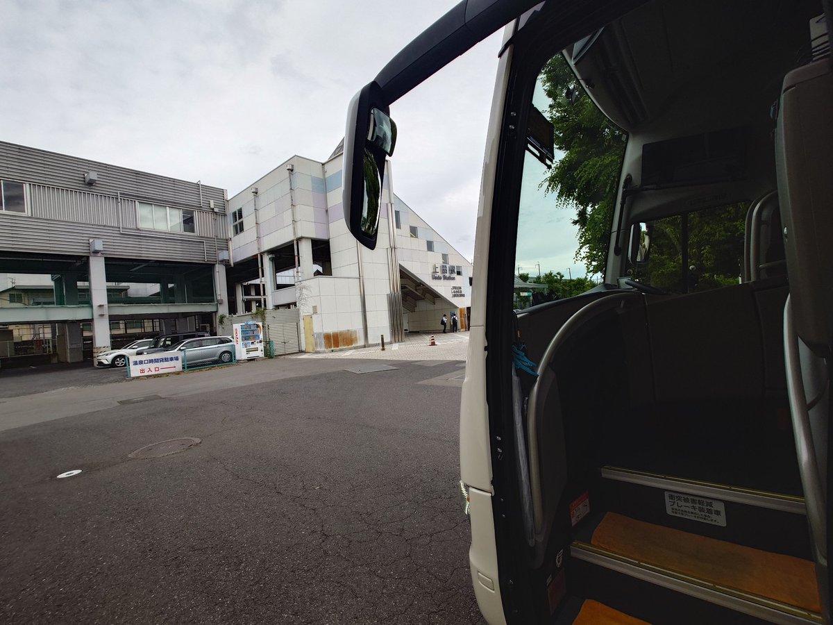 bossrun2's tweet photo. 今日は一昨日に上高地帝国ホテルへお送りしたお客さんをお迎えに行って来ました🚌最終日は松本城の散策でお客さんも傘要らずで散策出来て良かったと思います😊初日はイレギュラーな添乗業務で大変だったと思いますが、さすがベテランTCさんで行程もスムーズでした✨それでは本日も一日お疲れ様でした👍 https://t.co/ghx1JsJe4p