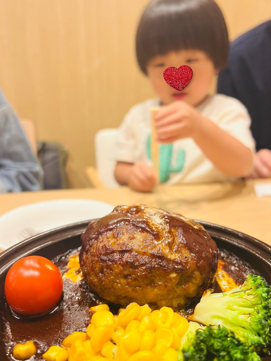 upper_country's tweet photo. デミ越しに孫がいる世界 https://t.co/sV6EN2vG3u