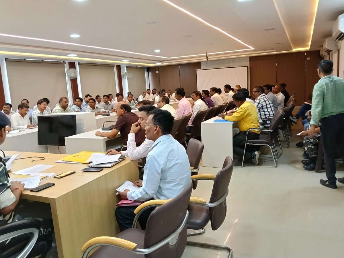 CDOShravasti's tweet photo. जनपद मे #Vibrant_Village_Programme_II अन्तर्गत चयनित ग्राम पंचायतों को विभिन्न योजनाओं से आच्छादित करने हेतु सभी सम्बधित विभागीय अधिकारियों के साथ विकास भवन सभागार में बैठक कर विभाग वार समीक्षा किया तथा प्रस्तावित कार्यों की कार्ययोजना उपलब्ध कराने हेतु निर्देशित किया।
#Vibrant_Village_Programme_II