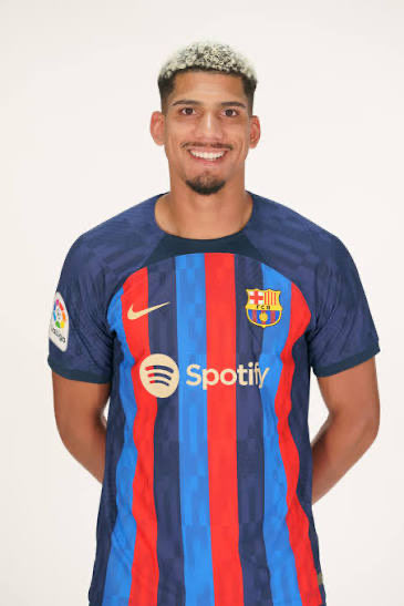Gonzaaaa1899's tweet photo. Si ya estaban lesionados, ¿para qué los llevan teniendo jugadores que lo pueden hacer mejor? Araújo, segundo Mundial que va a pasear. ¡Estás en un Mundial, jugá lesionado, rompete por tu país https://t.co/NGEWONibLN
